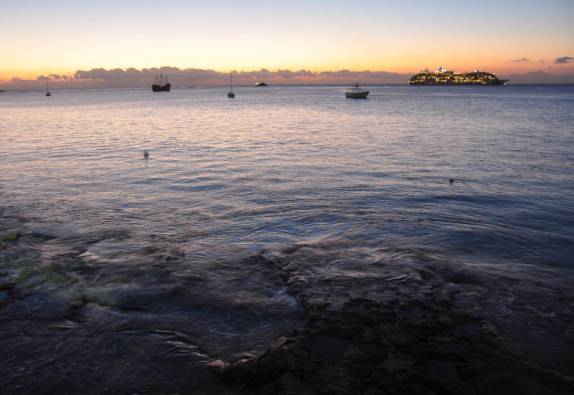 Fim de tarde, hora da partida do navio-cruzeiro da ilha de Cozumel, no litotal de Yucatán, no sul do México